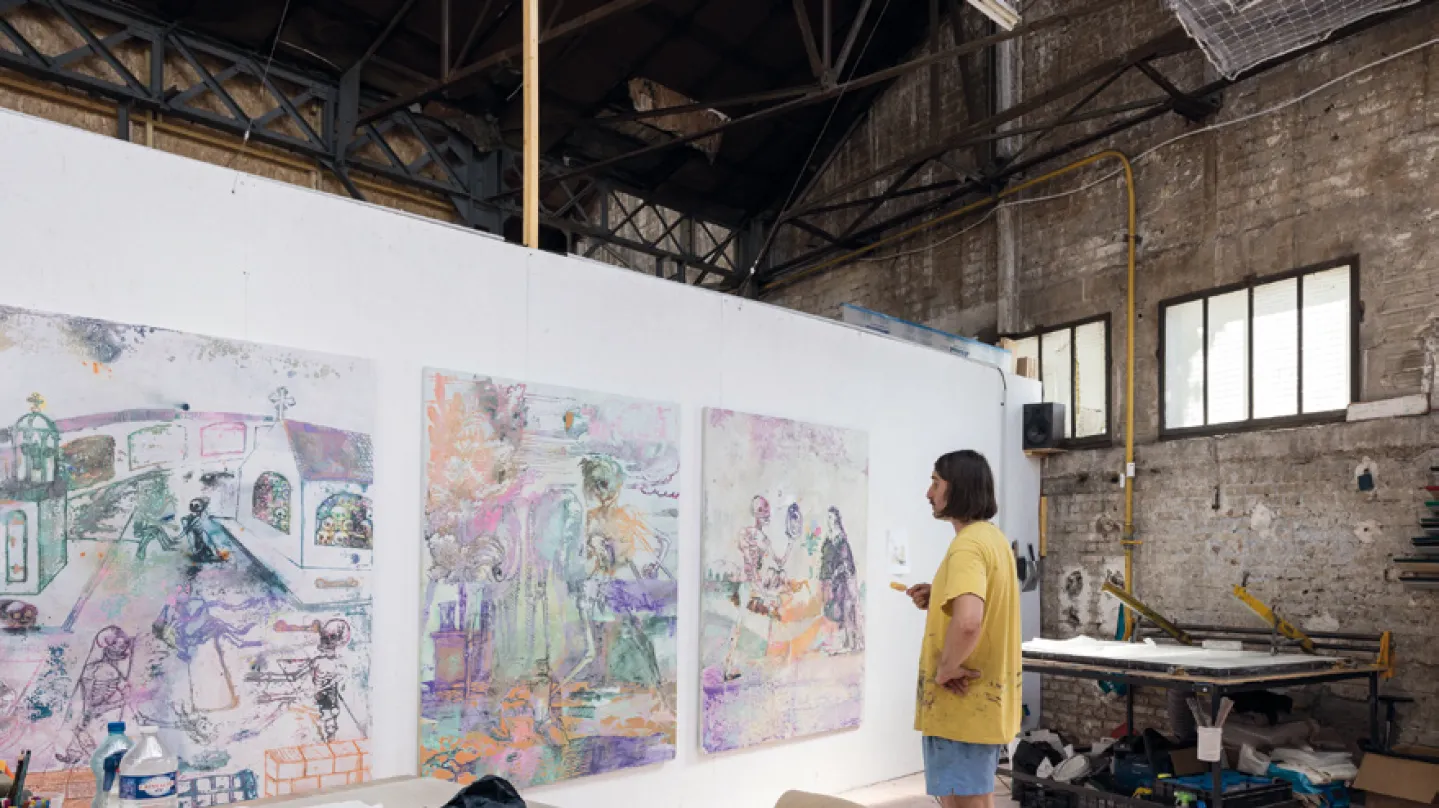 Artiste devant ses œuvres