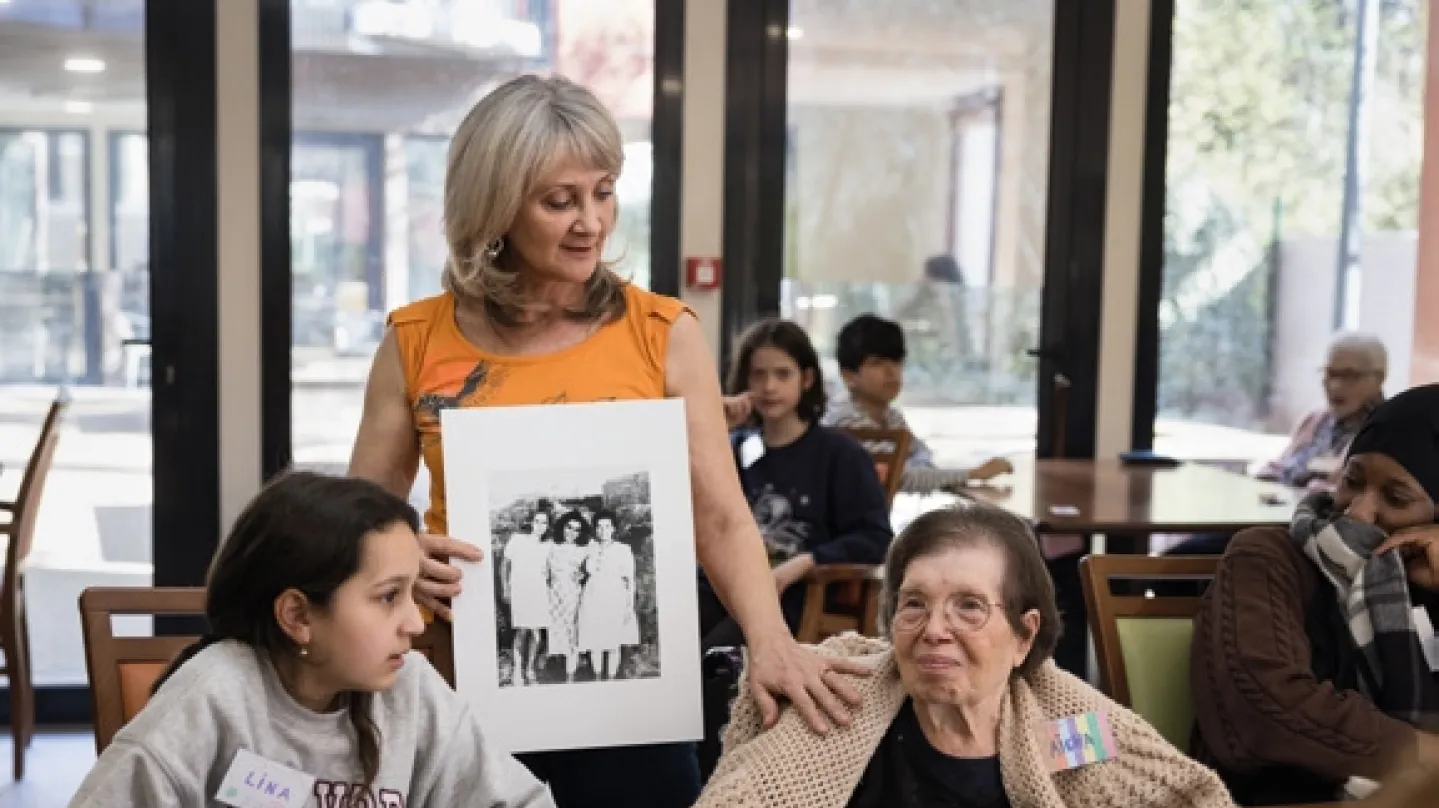 Une ancienne photo est présentée à une personne agée et une jeune personne