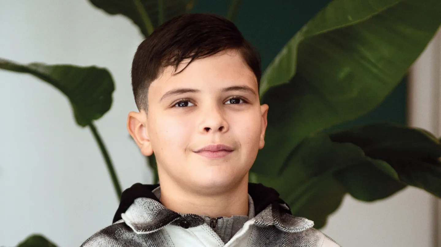 Enfant posant