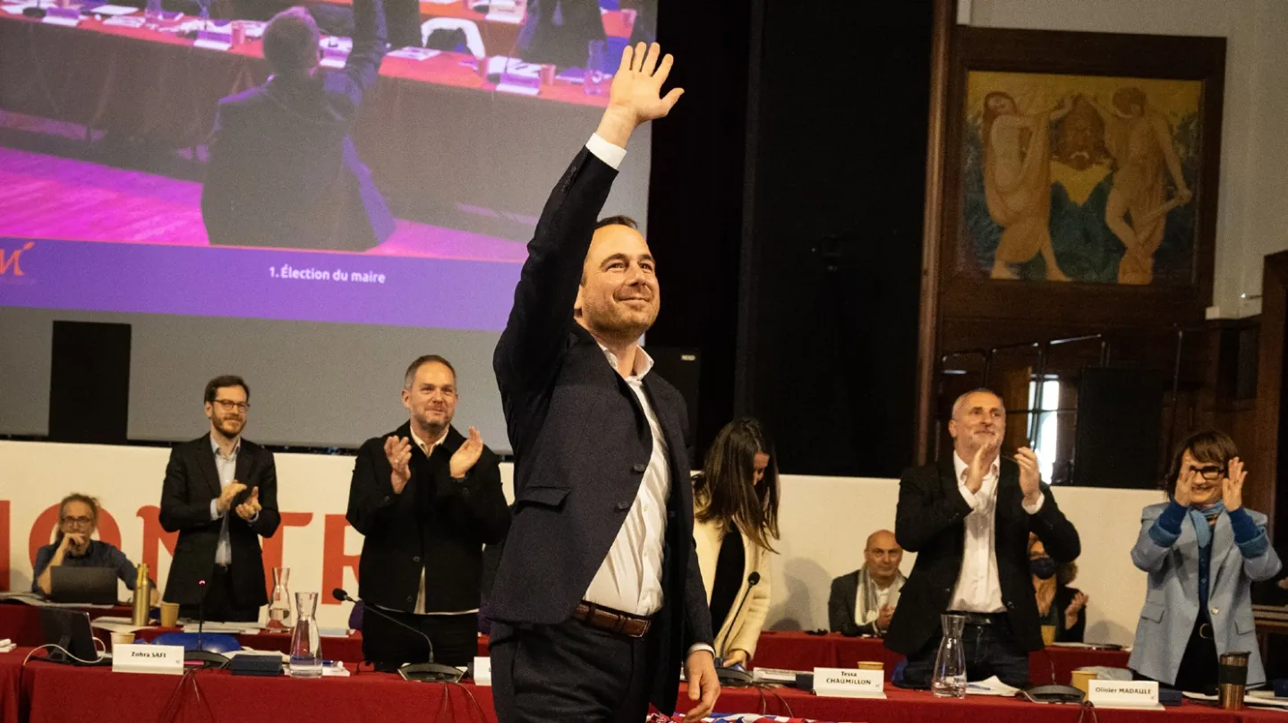 Le maire saluant lors de l'installation du conseil municipal