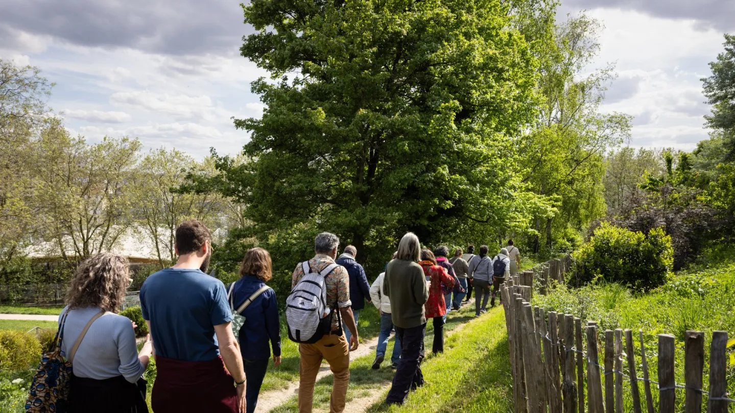 Groupe de personnes marchant sur un sentier dans la nature