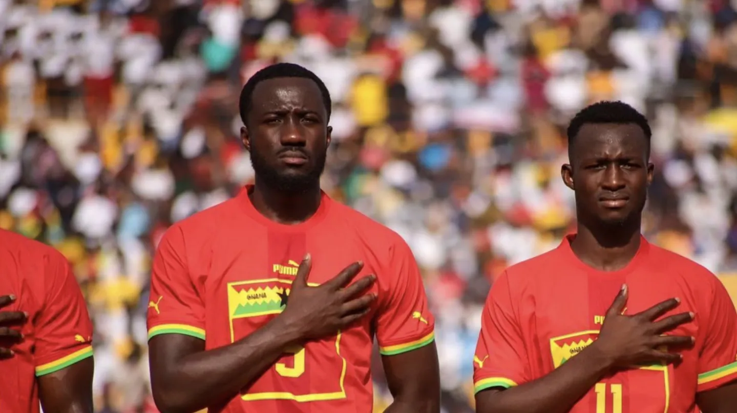 Elisha Owusu pendant l'hymne de début de match