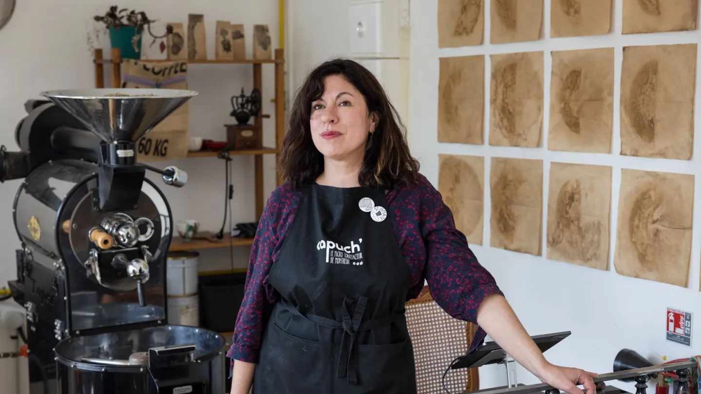 Julie Caron, se tenant debout dans son atelier