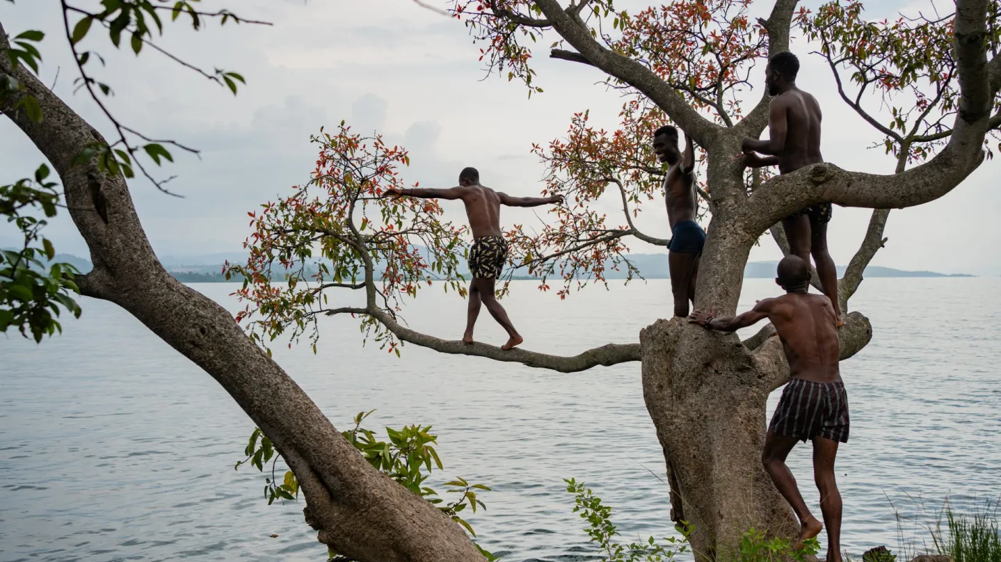 jeunes rwandais prêts à sauter dans un lac depuis un arbre