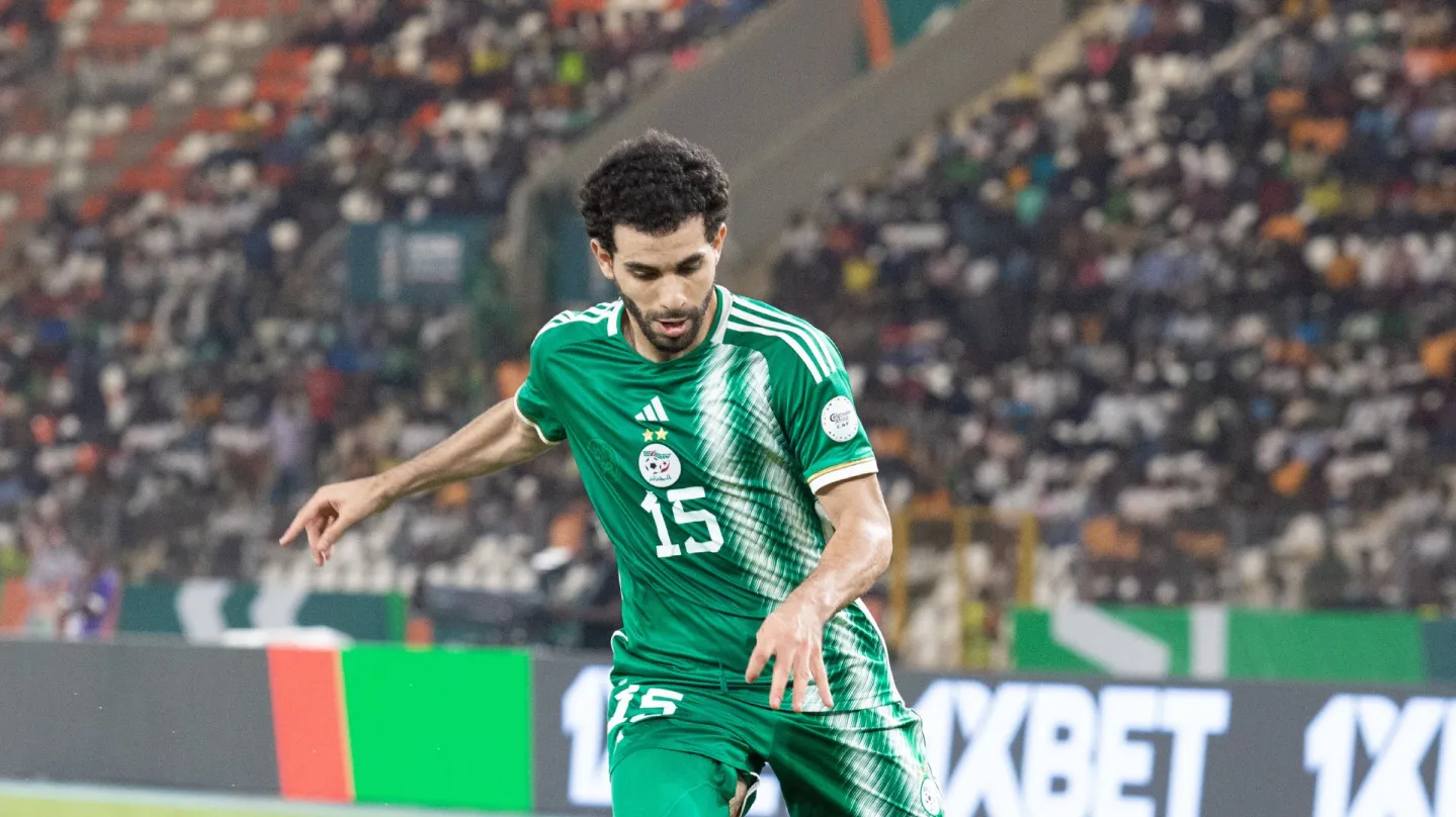 Rayan Aït-Nouri tirant dans le ballon