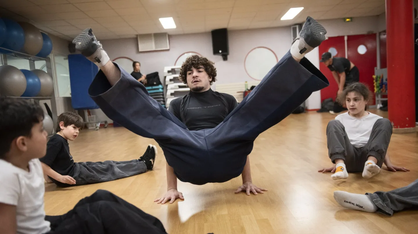 Un professeur montre une figure de hip-hop
