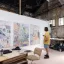 Artiste devant ses œuvres
