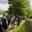 Groupe de personnes marchant sur un sentier dans la nature
