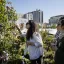 3 femmes dans un jardin aromatique dont l'une qui cueille quelque chose