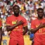 Elisha Owusu pendant l'hymne de début de match