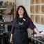 Julie Caron, se tenant debout dans son atelier