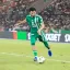 Rayan Aït-Nouri tirant dans le ballon