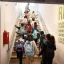 Un groupe d'enfants montant les escaliers dans l'école du groupe méliès