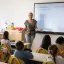 Une professeure debout face à ses élèves en classe d'élémentaire