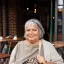 Sandrine Oberbek assise avec des tables de restaurant derrière elle