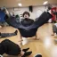 Un professeur montre une figure de hip-hop