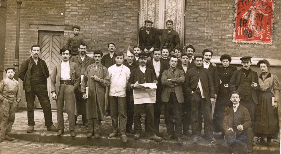 Travailleurs posant une usine, sur une carte postale ancienne