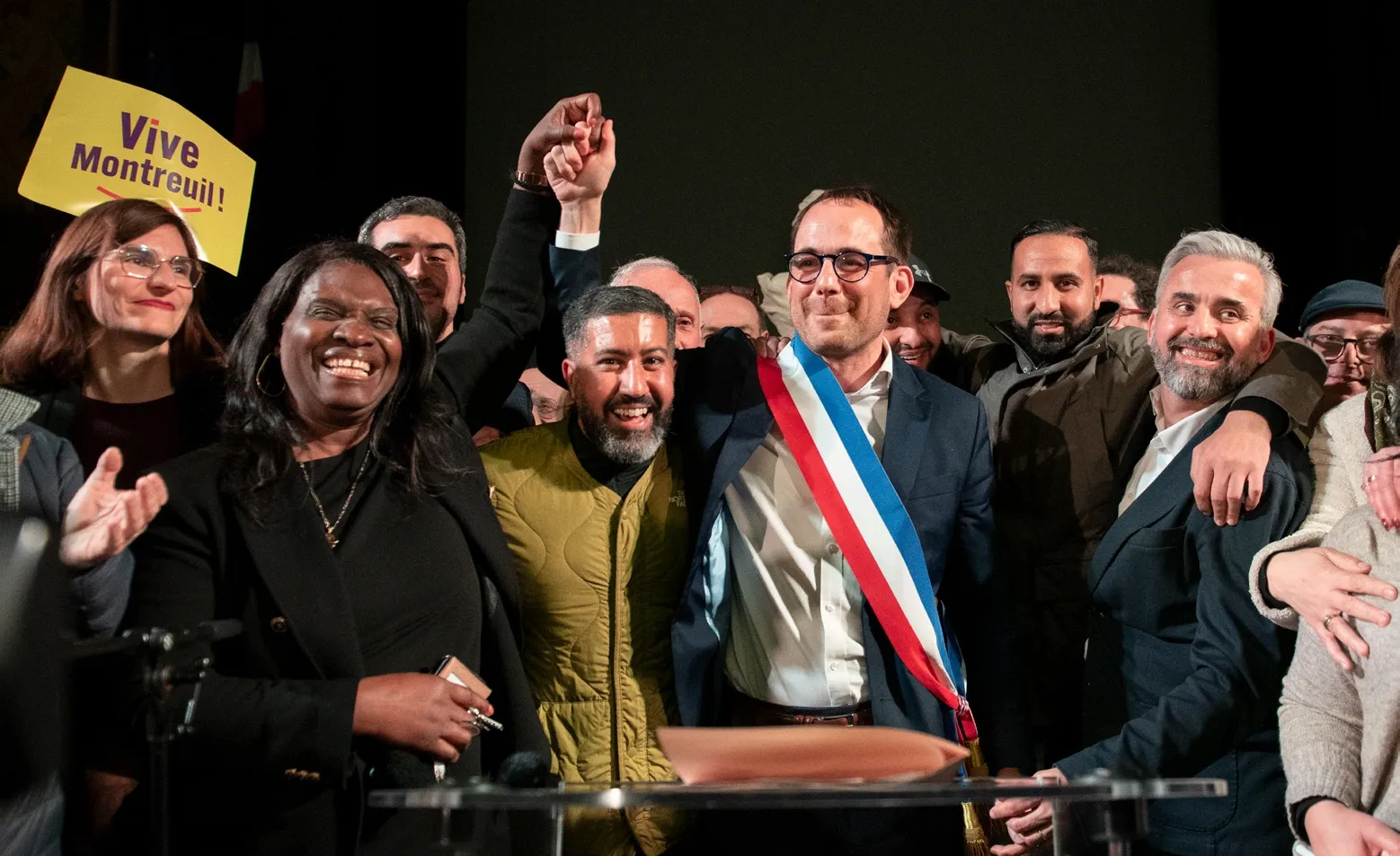 Le maire entourés d'élus après sa réélection