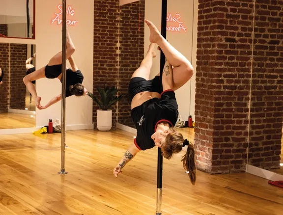 Personne pratiquant le pole dance