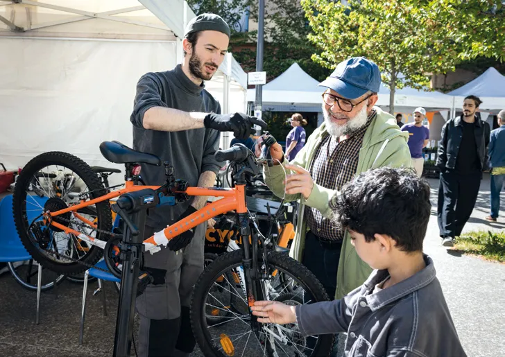 Les ateliers d’auto-réparation sont désormais fréquents en ville.