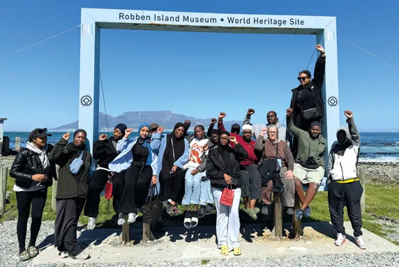 Les jeunes Montreuillois posent devant le musée de Robben Island.