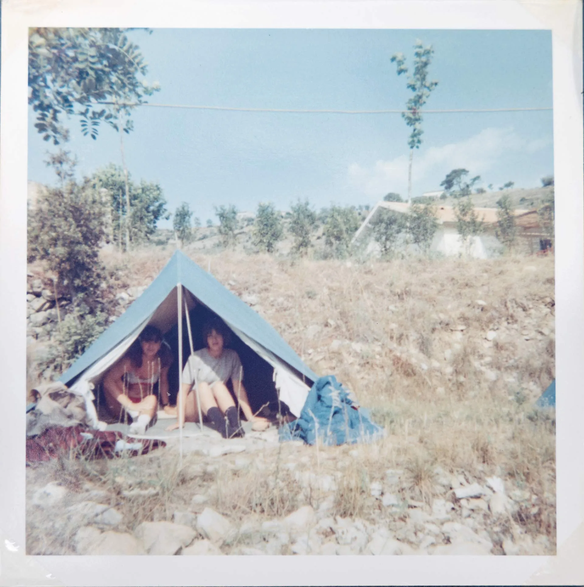 Tente avec deux jeunes filles