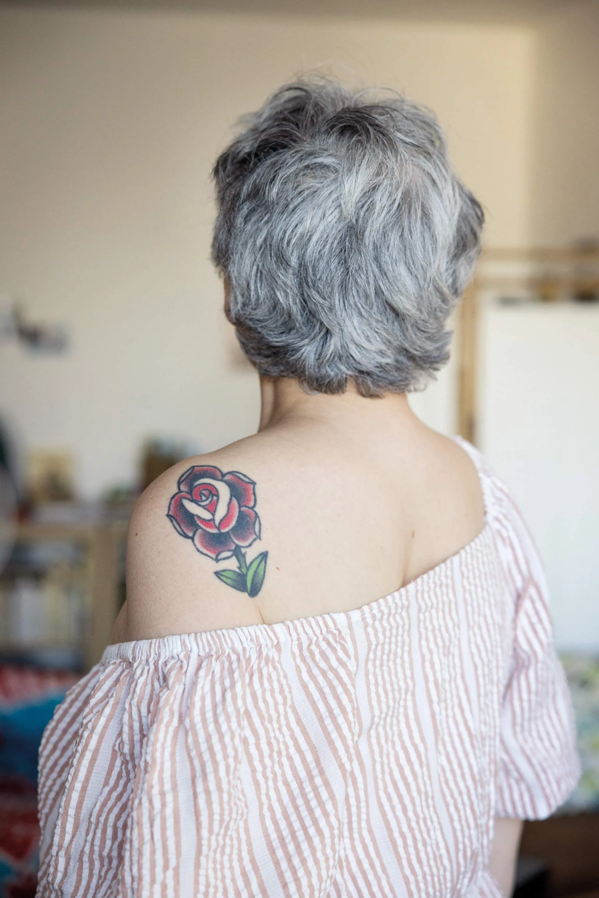 épaule tatouée d'une rose