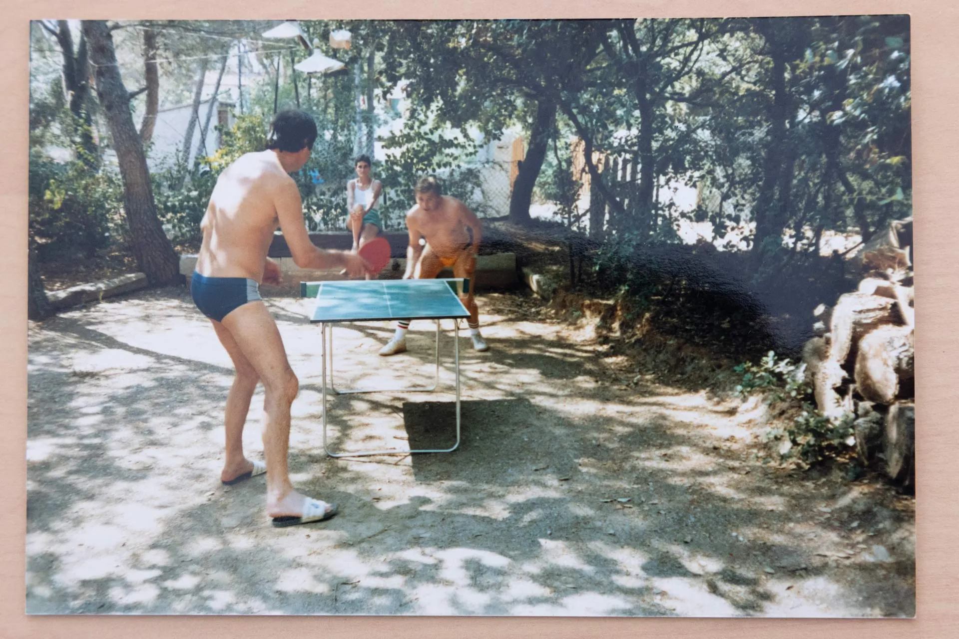 Des gens jouent au tennis de table.