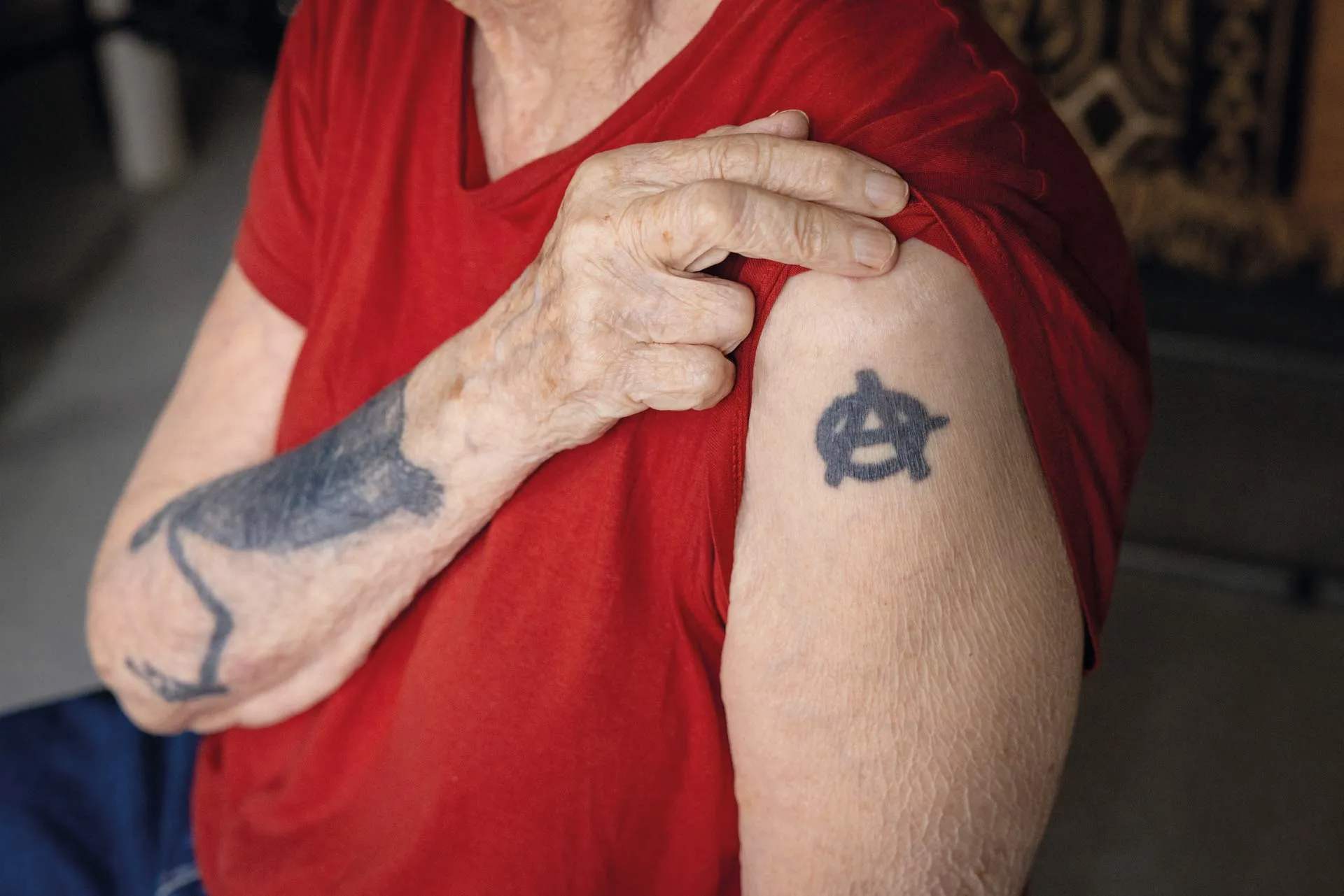 épaule tatouée