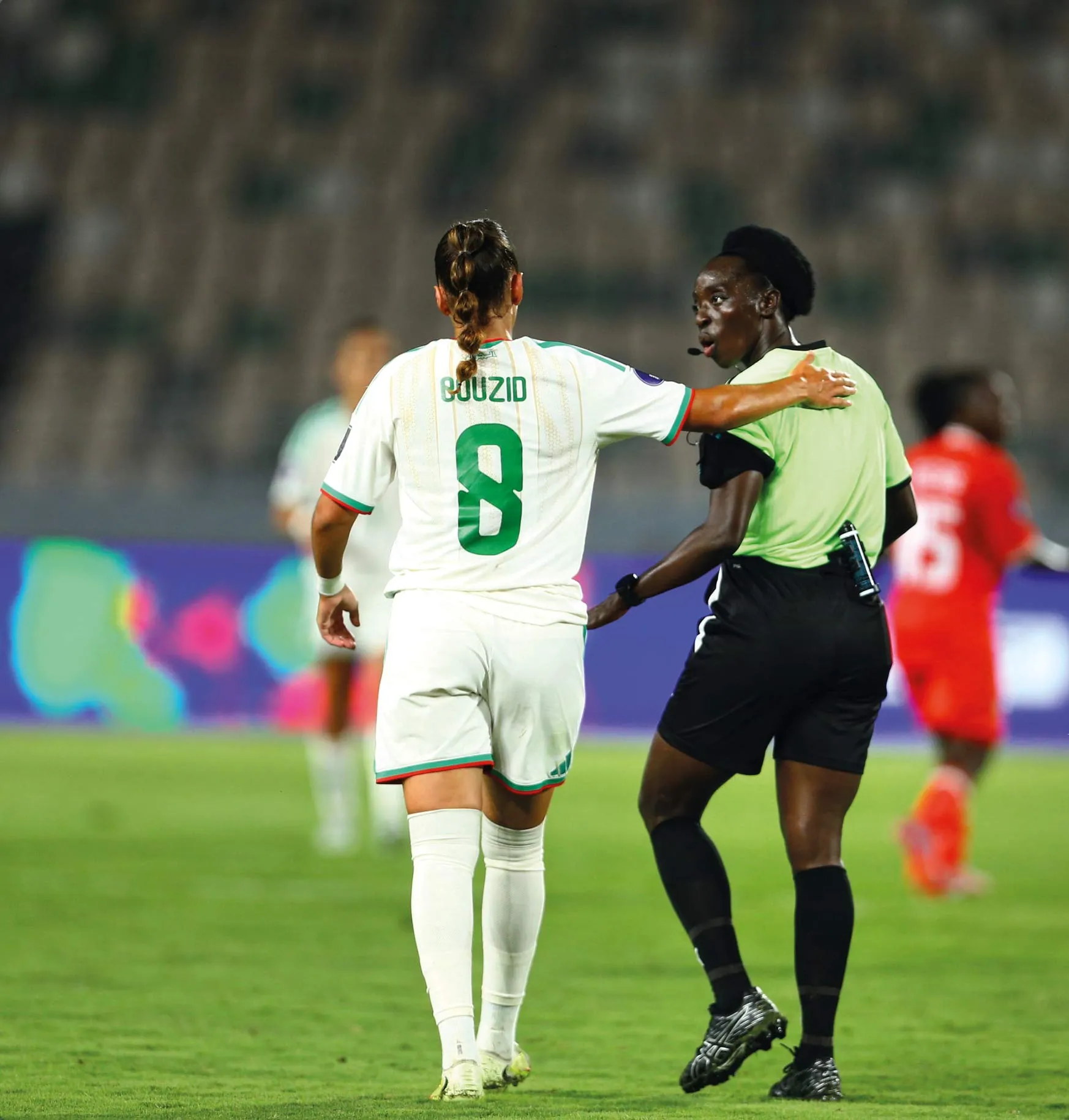 Femmes sur un terrain de foot.